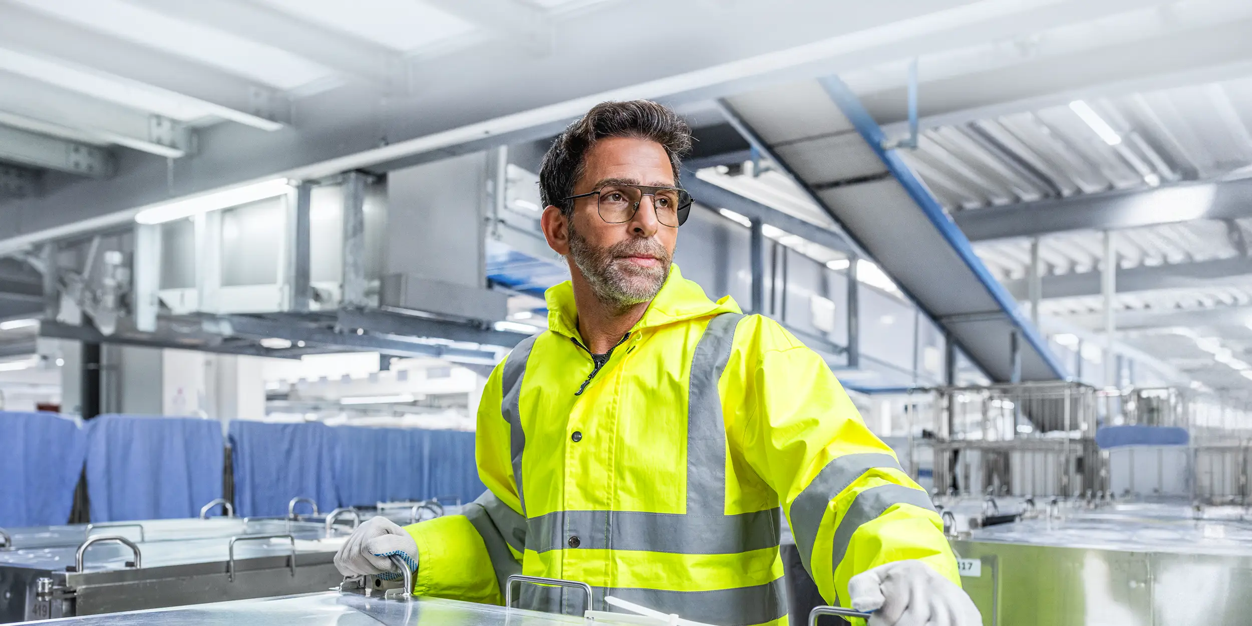 Wäscherei Bohnet besitzt große Lager zur reibungslosen Bereitstellung der Wäsche